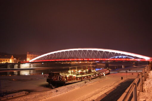 Puente de Bernatka en Cracovia de noche